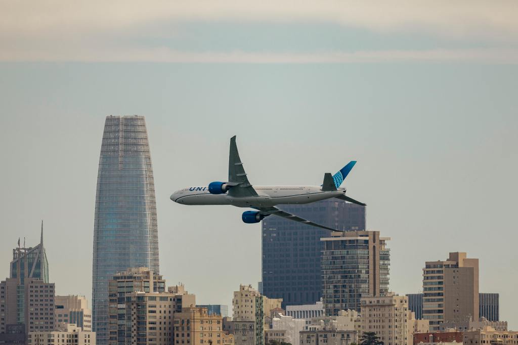 Borgarskyline og flugvél sem táknar flutnings- og gistingarlausnir KUN Services